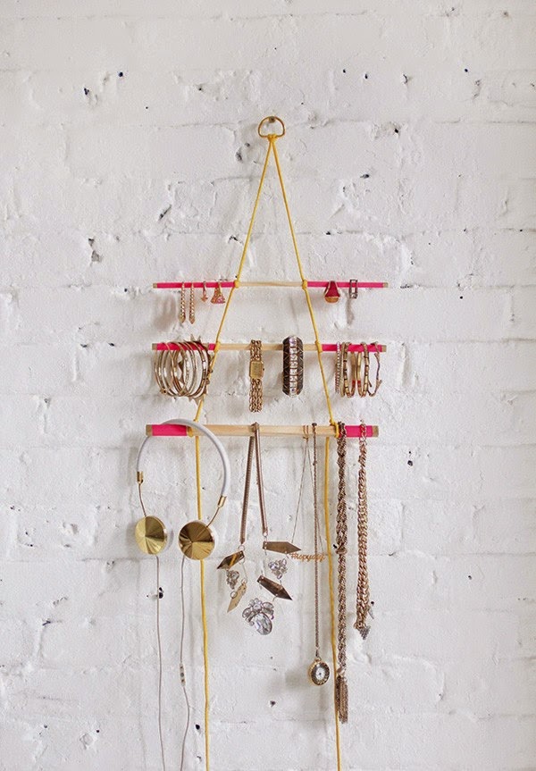 Colgador de accesorios con palitos de madera - Manualidades Gratis